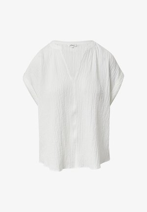 Biała bluzka krótki rękaw z dekoltem w serek, wykonana z teksturowanej tkaniny o marszczonym wzorze i luźnym kroju. Brak widocznych guzików lub ozdób.