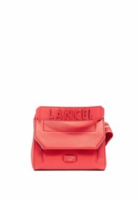 Sac à main en cuir rouge avec un design structuré, logo "LANCEL" en relief et une poche avant avec fermeture éclair. Forme rectangulaire avec une surface texturée.
