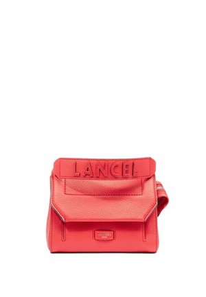 Sac à main en cuir rouge avec un design structuré, logo "LANCEL" en relief et une poche avant avec fermeture éclair. Forme rectangulaire avec une surface texturée.