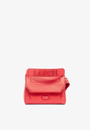 Sac à main en cuir rouge avec un design structuré, logo "LANCEL" en relief et une poche avant avec fermeture éclair. Forme rectangulaire avec une surface texturée.