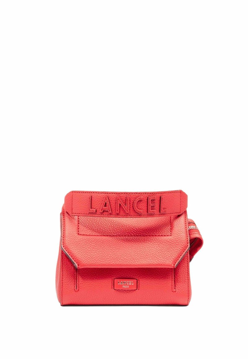 Sac à main en cuir rouge avec un design structuré, logo "LANCEL" en relief et une poche avant avec fermeture éclair. Forme rectangulaire avec une surface texturée.