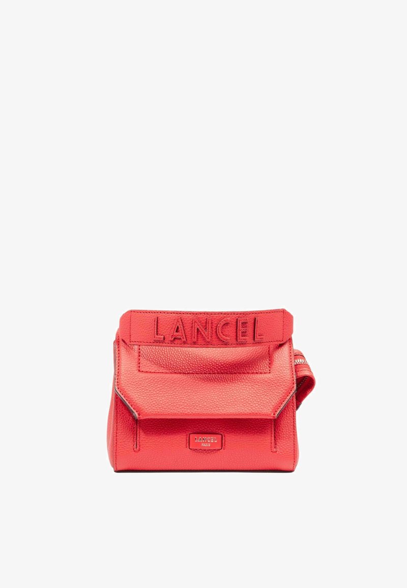 Sac à main en cuir rouge avec un design structuré, logo "LANCEL" en relief et une poche avant avec fermeture éclair. Forme rectangulaire avec une surface texturée.