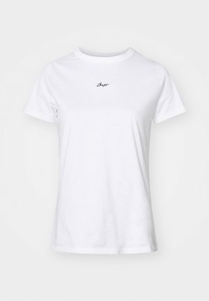 T-shirt bianca in cotone con collo rotondo, maniche corte e un piccolo logo cursivo nero sul petto. Tessuto morbido, vestibilità regolare.