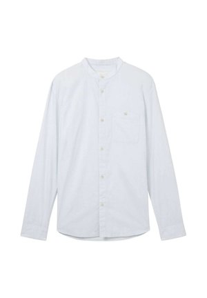 Svijetloplava košulja dugih rukava s mandarin ovratnikom, zatvaranjem na gumbe sprijeda i jednom lijevom džepom na prsima. Izrađena od teksturiranog materijala.