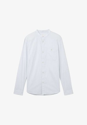 Svijetloplava košulja dugih rukava s mandarin ovratnikom, zatvaranjem na gumbe sprijeda i jednom lijevom džepom na prsima. Izrađena od teksturiranog materijala.