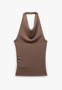 Top halter marrone con scollatura drappeggiata e lati arricciati, realizzato in tessuto testurizzato. Il retro presenta una chiusura a bottone rotondo.