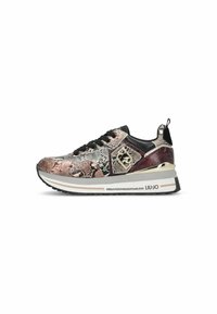 Mehrfarbiger Sneaker mit Schlangenleder-Design, schwarzen Schnürsenkeln, einer dicken weißen Sohle, metallischen Akzenten und einer strukturierten Oberseite.
