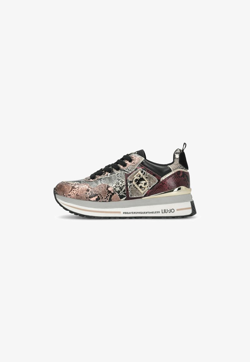 Mehrfarbiger Sneaker mit Schlangenleder-Design, schwarzen Schnürsenkeln, einer dicken weißen Sohle, metallischen Akzenten und einer strukturierten Oberseite.
