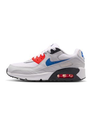 Baskets Nike Air Max blanches avec un swoosh bleu, des accents rouges, une semelle intermédiaire noire et un amorti visible rouge sur fond blanc.