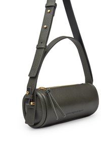 Borsa cilindrica in pelle verde scuro con texture, zip dorata, tracolla regolabile e manico superiore.