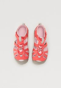 Korall- og rosa sporty sandaler med justerbare stropper, åpen design, teksturerte såler og slitesterke gummisåler for godt grep.