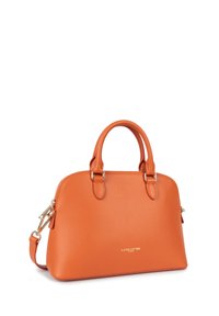 Borsa in pelle arancione con forma arrotondata, manici doppi e hardware dorato. Presenta una chiusura con zip e logo impresso sul davanti.