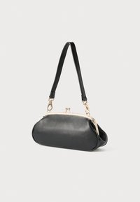 Svart läderhandväska med böjd form, guldfärgad metallbeslag och ett avtagbart axelband. Mjukt material med detalj i form av ett lås.