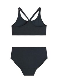 Svart simdräktset med en sport-bra-liknande topp som har en rundad rygg och korsade axelremmar, kombinerat med högmidjade bikinitrosor. Slät textur.