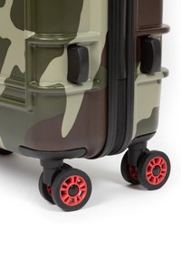 Tvrdý kufr v kamuflážním vzoru s texturovaným povrchem, černými zipy a čtyřmi �červenými plastovými kolečky pro snadnou manipulaci.