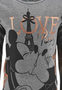 Camiseta de algodón gris con un gráfico de purpurina negra y cobre de la Torre Eiffel, con la palabra "LOVE" y una ilustración de Mickey Mouse.