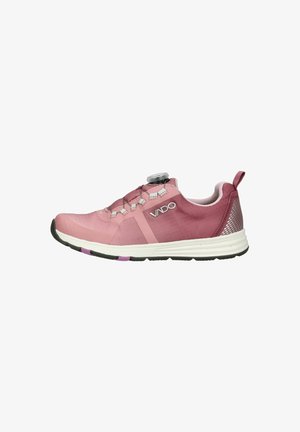 Scarpa sportiva rosa con tomaia in rete, design senza lacci e una manopola per la regolazione della vestibilità. Presenta una suola testurizzata e il marchio sui lati.
