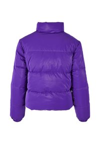 Fioletowa kurtka puchowa z wysokim kołnierzem. Posiada przeszywaną strukturę i elastyczne mankiety. Gładkie, błyszczące wykończenie w kompaktowym, kwadratowym kształcie.