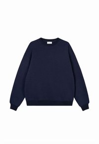 Felpa blu mare in misto cotone, con collo girocollo classico, polsini a coste e vestibilità comoda, con un logo discreto sul petto.