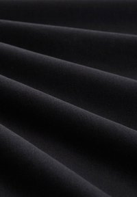 Tessuto nero con una texture liscia, caratterizzato da pieghe sottili. Il materiale appare pesante e denso, adatto a diverse applicazioni.