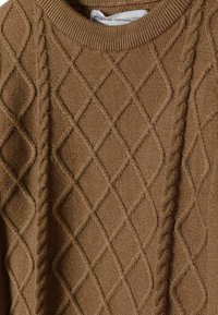 Maglione lavorato a maglia marrone con un motivo a diamante testurizzato e colletto a girocollo a coste. Realizzato in un tessuto morbido con un aspetto e una sensazione accoglienti.