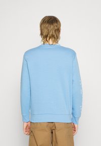 Levi's® STANDARD FIT GRAPHIC CREWNECK SWEATSHIRT - Sudadera - silvertab/silver lake blue