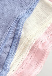 Colorfni materijal s čipkastim rubovima u svijetlopurple, bijeloj i ružičastoj boji featuring teksturirane pletene uzorke i valovite rubove.
