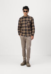 DRYKORN FAGO - Chinos tipa bikses - brown