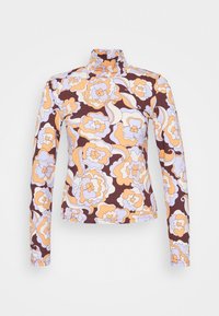 Langärmliger Rollkragenpullover in Braun mit einem floralen Muster in Orange und Lavendel, hergestellt aus einem weichen Textil mit glatter Textur.