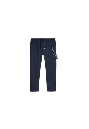 Pantalon décontracté bleu marine avec ceinture élastique, cordon noir et poche latérale zippée avec boucle en tissu noir et blanc attachée.