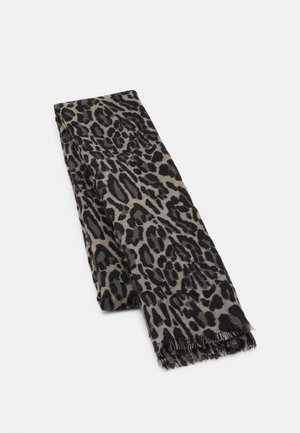 Écharpe pliée avec motif léopard noir et gris et bords à franges sur fond clair.