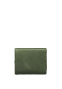 Groene leren portemonnee met een eenvoudig rechthoekig ontwerp, met een zachte textuur en een gevouwen sluiting. Geen zichtbare hardware of patronen.
