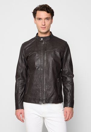 Czarna skórzana kurtka z kołnierzem stojącym, z przodu na zamki, z kieszeniami bocznymi oraz eleganckim, dopasowanym krojem. Gładka tekstura.