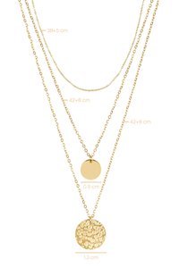 Collana a strati d'oro con tre catene di diverse lunghezze e pendenti rotondi; uno liscio (0,9 cm) e uno con texture (1,3 cm).