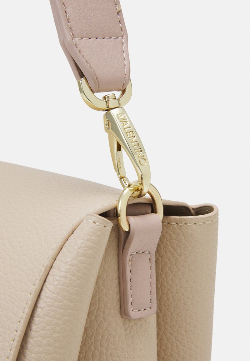 Hellbraune Lederhandtasche mit strukturierter Oberfläche, goldfarbenen Beschlägen und einem hellrosa Riemen. Verfügt über einen Clipverschluss, der mit "Valentino" gekennzeichnet ist.