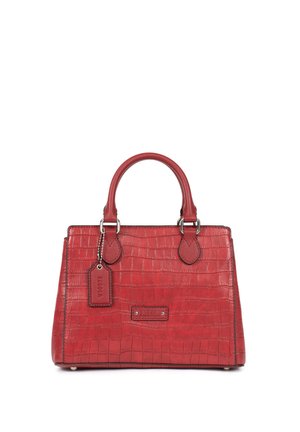 Sac à main rouge avec texture crocodile, double anses et une étiquette en cuir suspendue sur fond blanc.