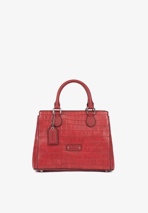 Sac à main rouge avec texture crocodile, double anses et une étiquette en cuir suspendue sur fond blanc.