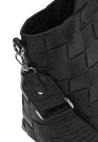 Bolso de cuero trenzado negro con una superficie texturizada, que presenta una correa ancha y detalles en hardware plateado. El diseño incluye una forma estructurada.