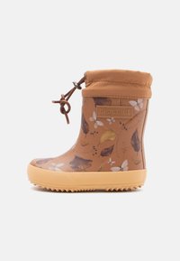 Bota de goma en marrón con patrones de hojas florales, suela texturizada, parte superior ajustable con cordón y un parche de logo.