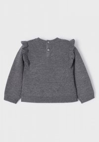 Grå stickad långärmad tröja med volangdetaljer på axlarna och två knappar i nacken på baksidan.