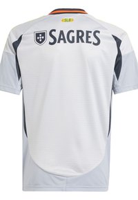 Vit sporttröja med grå detaljer, prydd med "SAGRES"-logotyp och "SLB"-etikett på kragen. Tillverkad av ett andningsbart material med en texturerad yta.
