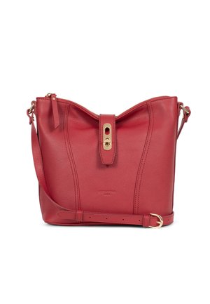 Rote Lederhandtasche mit strukturiertem Finish, ausgestattet mit einem Reißverschluss oben, goldfarbenen Beschlägen und einem verstellbaren Tragegurt. Auffälliges Vorderverschlussdetail.