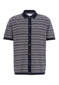 Chemise à manches courtes, à boutons, de couleur marine et de différentes nuances de gris avec des motifs à rayures horizontales et un col contrastant.