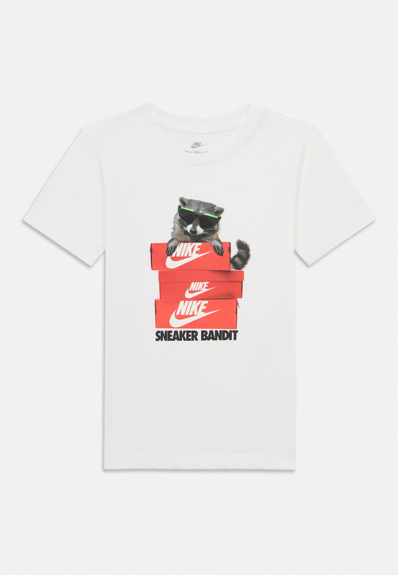 T-shirt branco de algodão com uma guaxinim de óculos de sol, empilhado em caixas de sapatos vermelhas da Nike com a inscrição "SNEAKER BANDIT" abaixo.