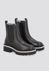 Czarne skórzane botki za kostkę z elastycznymi bocznymi panelami, zamkiem błyskawicznym oraz teksturowanymi gumowymi podeszwami z białą taśmą logo wokół podstawy.