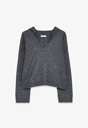 Mørkegrå strikket sweater med V-hals og hætte, lange ærmer samt ribstrikkede manchetter og kant, lagt fladt på en hvid baggrund.