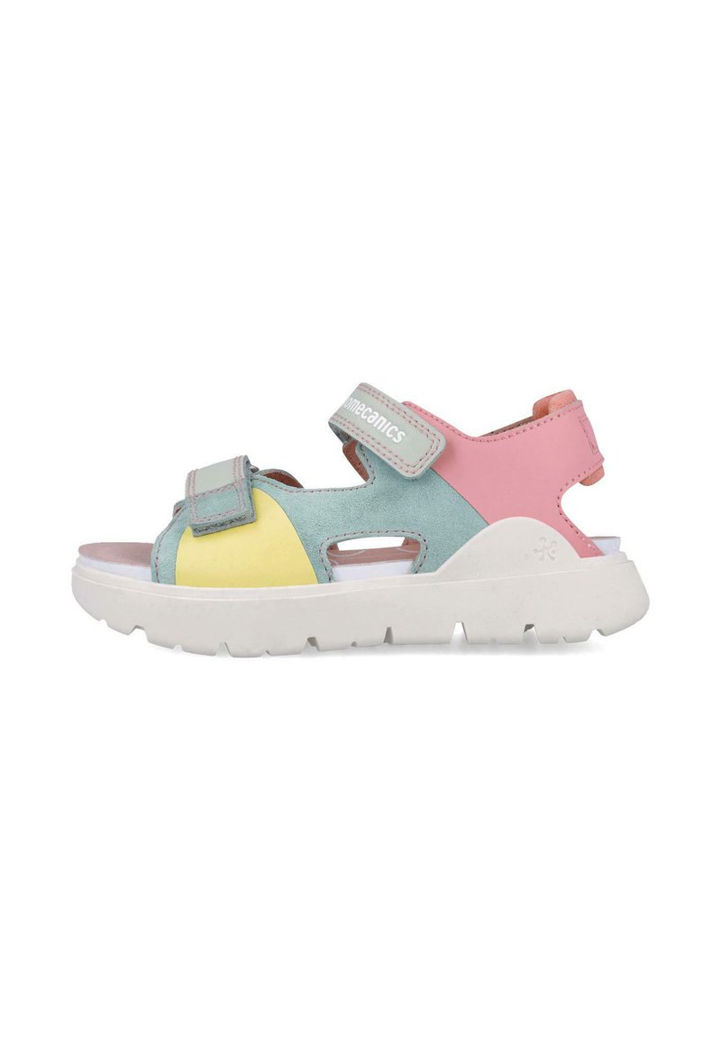 Sandalia multicolor que presenta paneles de ante en azul claro, rosa y amarillo, con dos correas de Velcro y una suela de goma blanca con agarre.