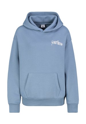 Helles blaues Kapuzensweatshirt aus Baumwollmischung, mit einer Fronttasche und dem aufgedruckten Text "Nimm dir Zeit" auf der linken Brustseite.