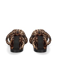 Sandales à enfiler en imprimé léopard avec des sangles en tissu froncé et une base noire unie ; dessus texturé et semelle plate. Pas de détails matériels visibles.