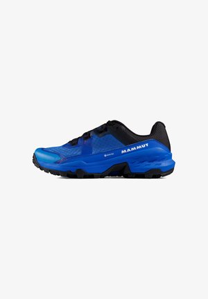 Chaussure de randonnée bleue avec un supérieur synthétique texturé et des accents noirs. Présente une semelle robuste et un logo GORE-TEX visible pour l'imperméabilité.